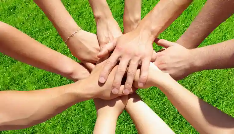 Händer som möts och visar en känsla av gemenskap och samarbete 