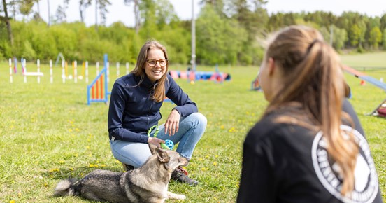 Agilityinstruktör som pratar med sin kursdeltagare