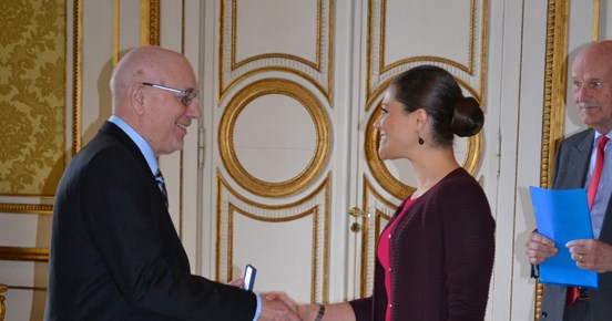 Bild på Sven Börje Persson när han tar emot en utmärkelse från kronprinsessan Viktoria.