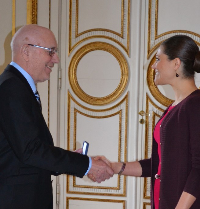 Bild på Sven Börje Persson när han tar emot en utmärkelse från kronprinsessan Viktoria.