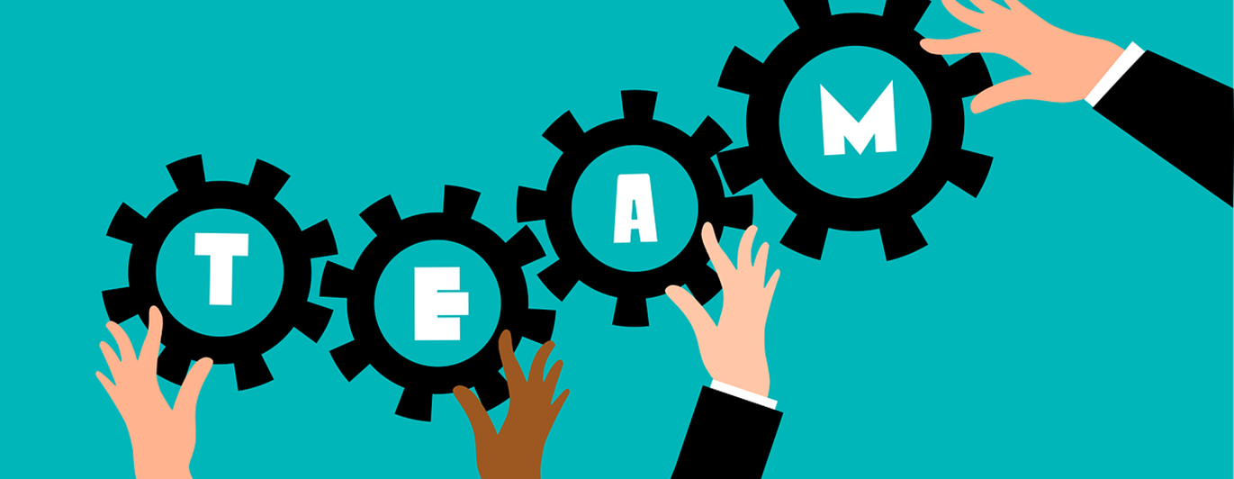 Människor som håller i kugghjul.