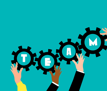 Människor som håller i kugghjul.