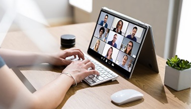 Person som sitter i digitalt möte.