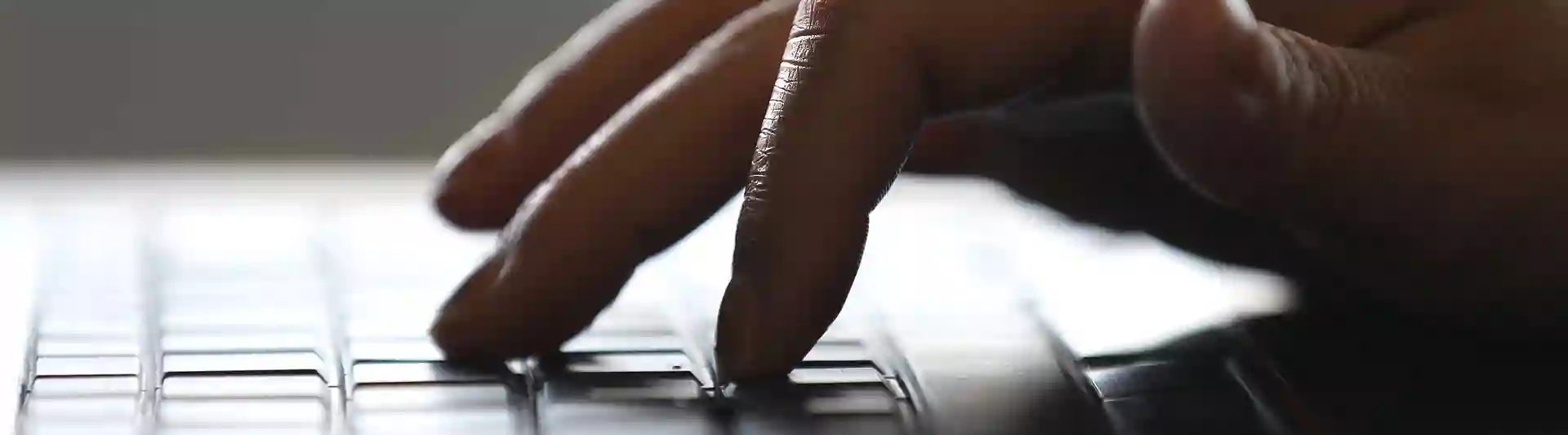 Bild på skrivande hand på tangentbord.